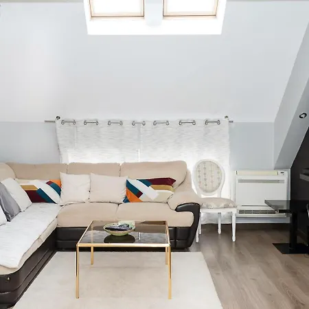 Modern 2-level With Balcony In By Flat Mаnager 公寓