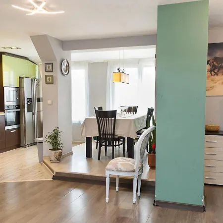 Modern 2-level With Balcony In By Flat Mаnager 公寓